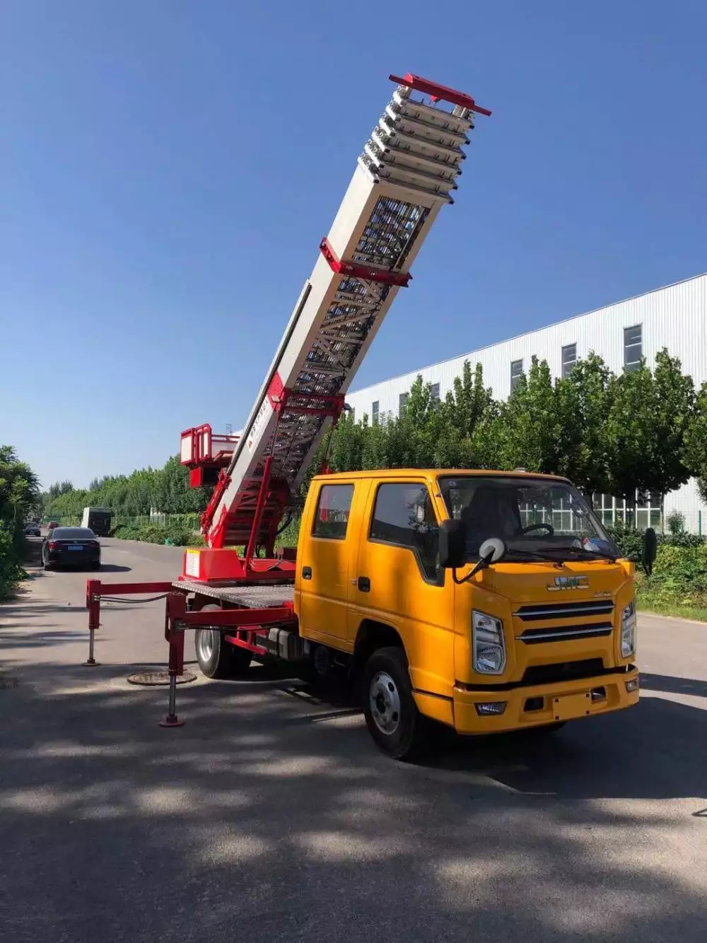 阜龙乡附近的云梯车出租服务：轻松解决高空作业需求