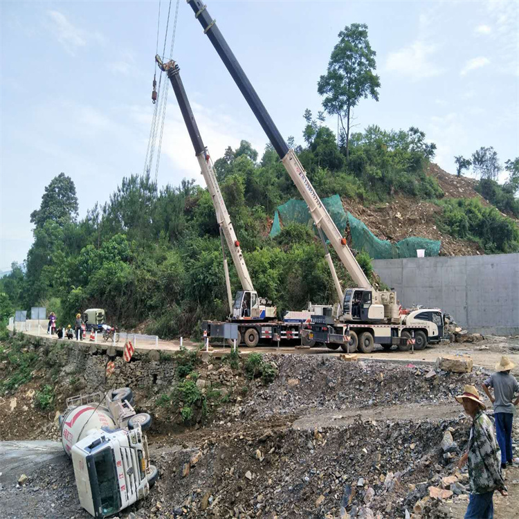 阜龙乡汽车掉沟里叫吊车救援要多少钱